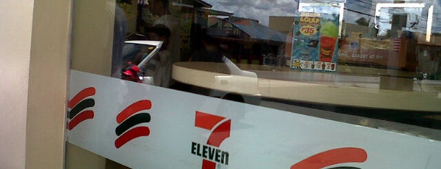 7-Eleven is one of Deannaさんのお気に入りスポット.