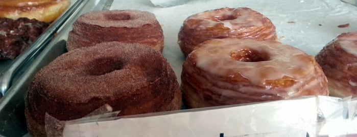 California Donuts is one of Locais curtidos por Wesley.