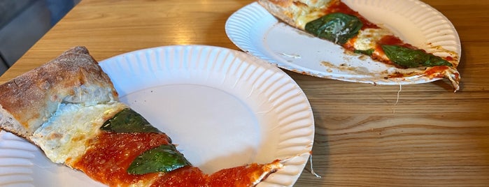 Austin Street Pizza is one of James: сохраненные места.