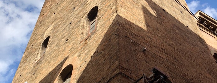 Torre Guidozagni is one of Torri di Bologna.