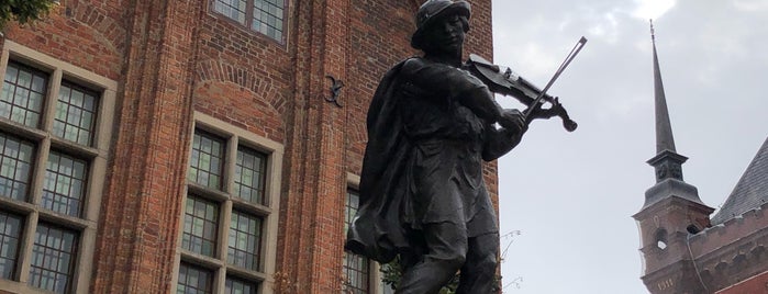 Statuetka Flisaka is one of Toruń's sights.