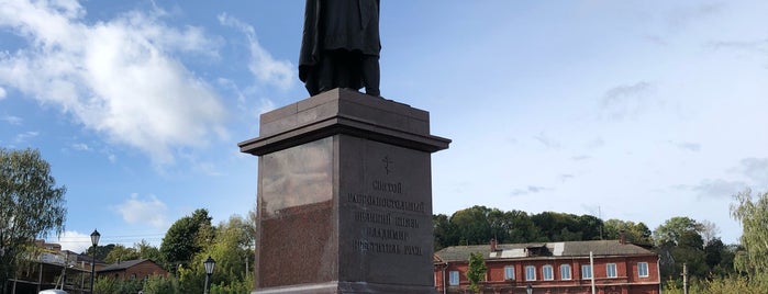 Памятник Князю Владимиру is one of Orte, die Roman gefallen.
