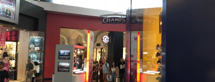 Champs Sports Miracle Mile is one of สถานที่ที่ Andrea ถูกใจ.
