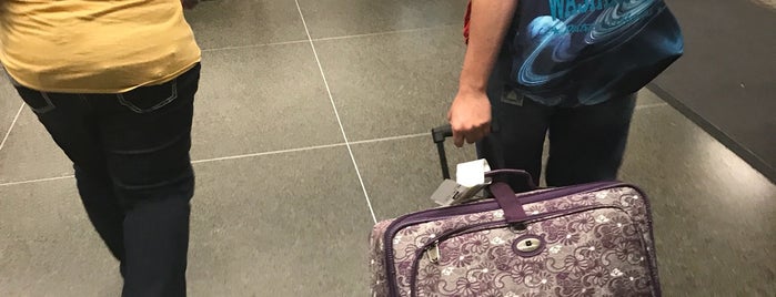 Baggage Claim 11 is one of Orte, die Josh gefallen.