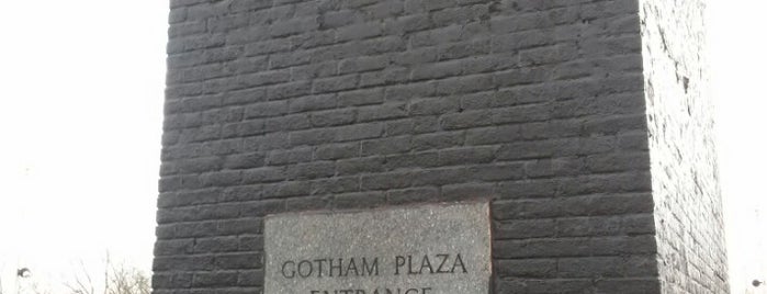 Gotham Plaza is one of สถานที่ที่บันทึกไว้ของ r.