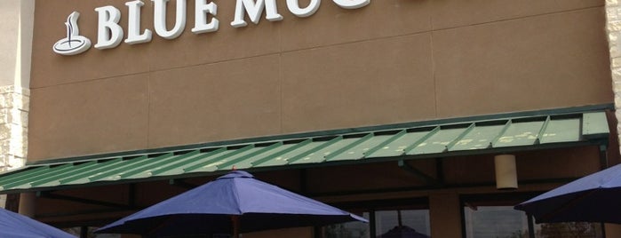 The Blue Mug Cafe is one of Tempat yang Disukai Crispin.