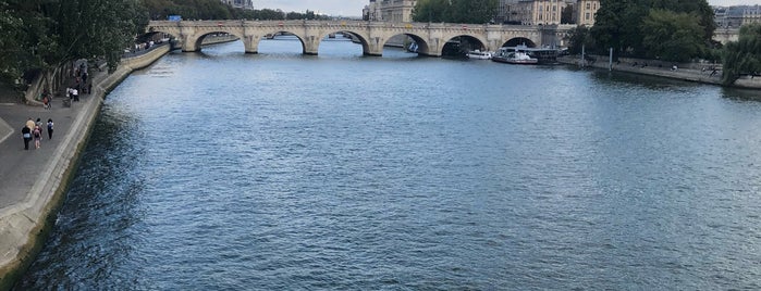Pont des Arts is one of Nikos’s Liked Places.