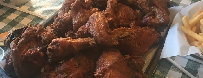 Gus's World Famous Fried Chicken is one of Locais curtidos por Sailor.