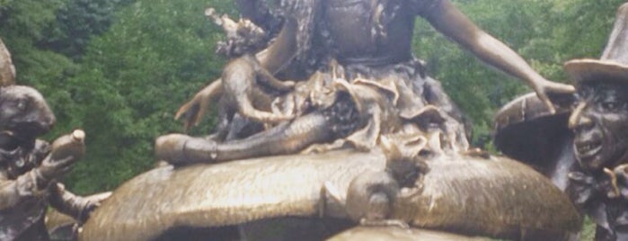 Alice in Wonderland Statue is one of Isabel 님이 좋아한 장소.