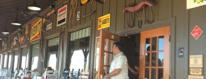 Cracker Barrel Old Country Store is one of Lugares guardados de Aubrey Ramon.