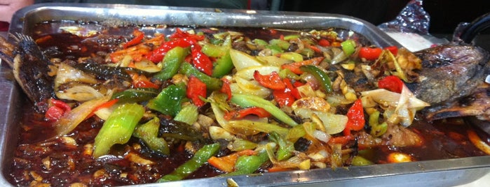 重慶雞公煲-村夫烤魚 is one of Comida asiática - china.
