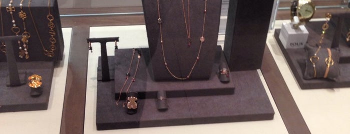 Tous Jewelry is one of Locais curtidos por Ozzy Green.