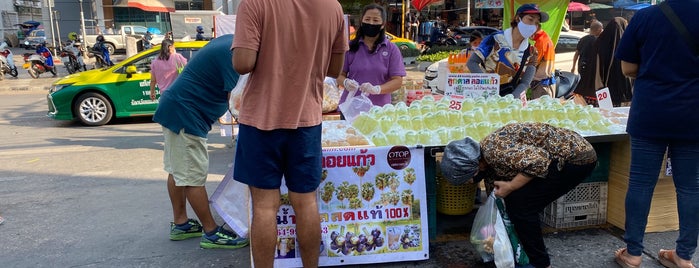 ตลาดเอี่ยมสมบัติ is one of Bangkok Restaurant To-Do.