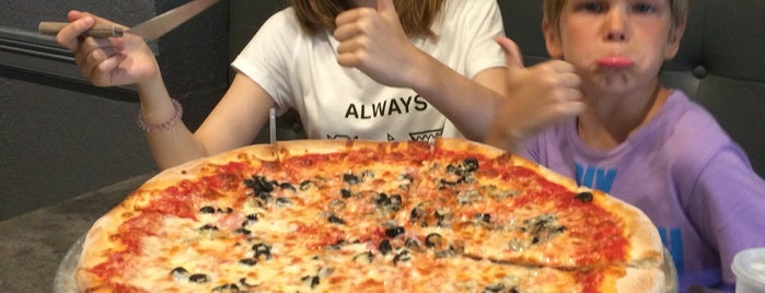 Rocco's New York Style Pizza is one of สถานที่ที่ Evgenia ถูกใจ.