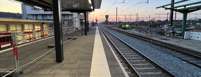 Spoor 1 is one of train stations.