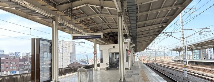 Platforms 2-3 is one of JR線の駅.