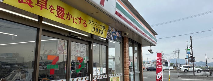 セブンイレブン 飯塚鶴三緒店 is one of セブンイレブン 福岡.