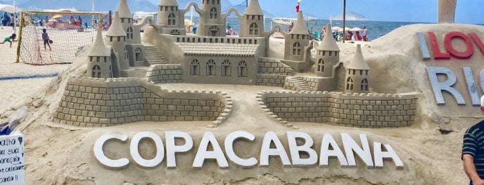 Praia de Copacabana is one of Orte, die Leandro gefallen.