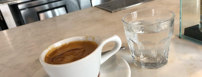 Intelligentsia Coffee is one of Lugares favoritos de Saleh.