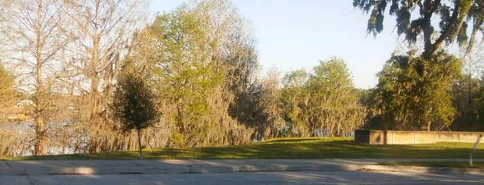Lake Estelle Park is one of Tempat yang Disukai Lizzie.