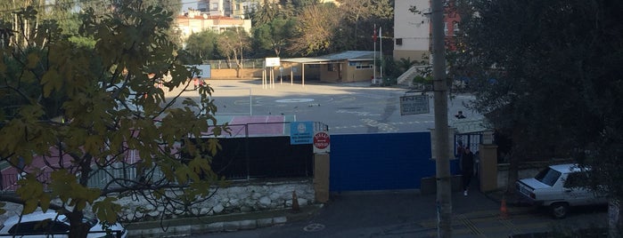 Rıza Özmenoğlu İlköğretim Okulu is one of Orte, die azmi gefallen.