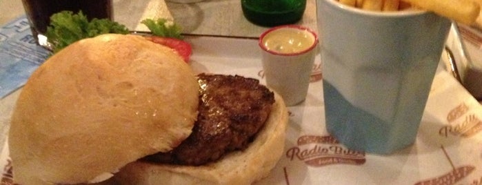 Radio Burger Food & Drinks is one of Orte, die lupas gefallen.