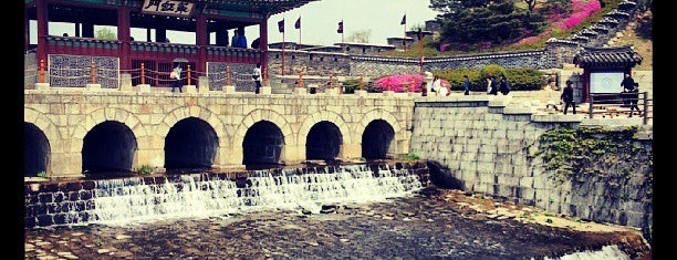Hwahongmun (the North Floodgate) is one of 안녕하세요, Seoul.