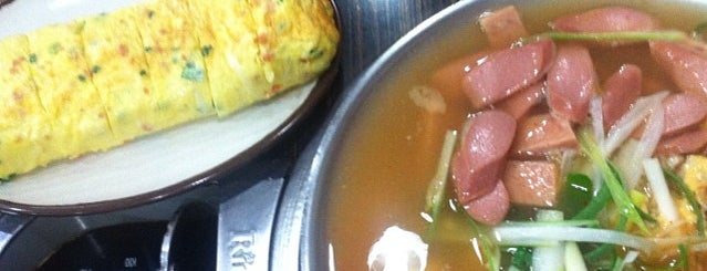 조랭이부대찌개 is one of Soojinさんの保存済みスポット.