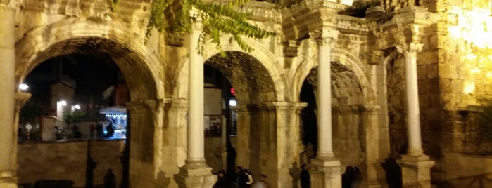 Üçkapılar (Hadrian Kapısı) is one of Yerler - Antalya.