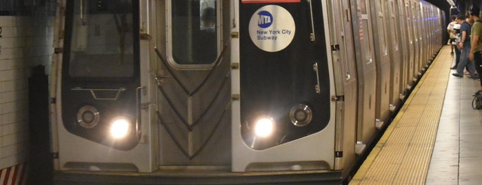 MTA Subway - Union Tpke/Kew Gardens (E/F) is one of สถานที่ที่ JYOTI ถูกใจ.