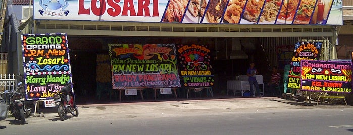 Rumah Makan & Seafood New Losari is one of Enjoy Makassar!.