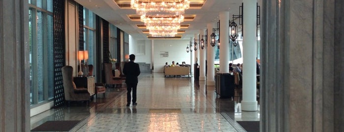 The Fullerton Bay Hotel is one of Locais curtidos por Jade.