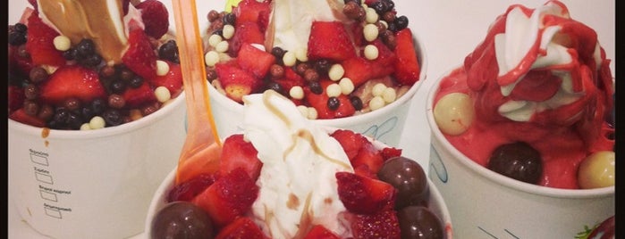 FYC Frozen Yogurt Cafe is one of Chara'nın Beğendiği Mekanlar.