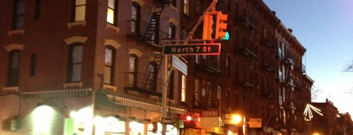N 7th St & Bedford Ave is one of Lugares guardados de Kimmie.