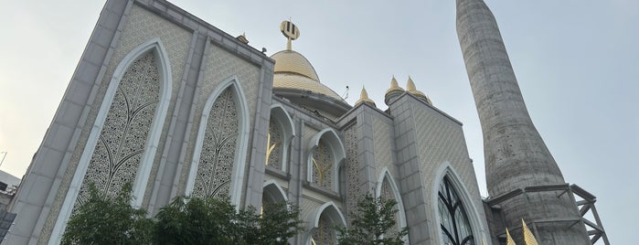 Masjid Agung Medan is one of mayor.