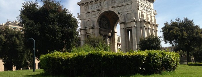 Piazza della Vittoria is one of Lugares favoritos de Dade.