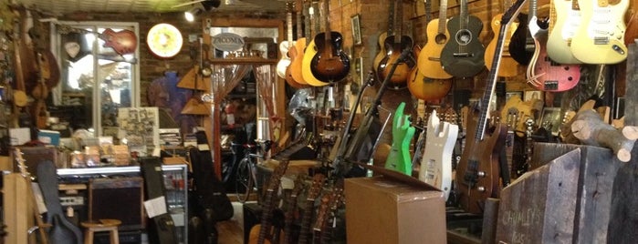 Carmine Street Guitars is one of สถานที่ที่บันทึกไว้ของ Glenda.