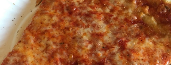 Menlo Pizza And Subs is one of สถานที่ที่บันทึกไว้ของ Lizzie.