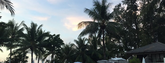Kamala Beach Resort, a Sunprime Resort is one of สถานที่ที่ Mikhael ถูกใจ.