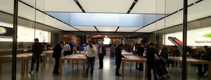 Apple Store is one of Orte, die Orhan gefallen.