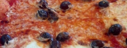 La Perla Pizzeria is one of Daviana 님이 좋아한 장소.