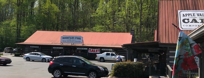 Apple Valley Stores is one of Tempat yang Disukai Lizzie.