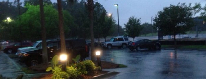 Courtyard by Marriott North Charleston Airport/Coliseum is one of Locais curtidos por Jenn.