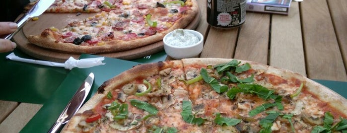 Pizza Bucks Cafe is one of Evrim 님이 좋아한 장소.