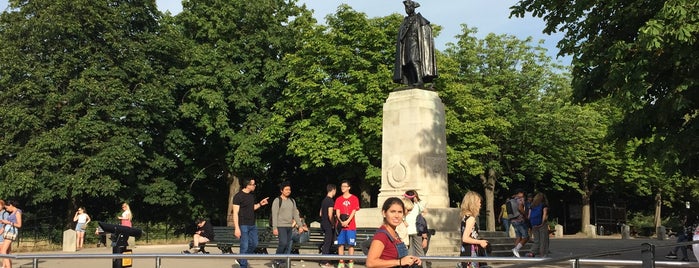 General James Wolfe Statue is one of สถานที่ที่ Carl ถูกใจ.