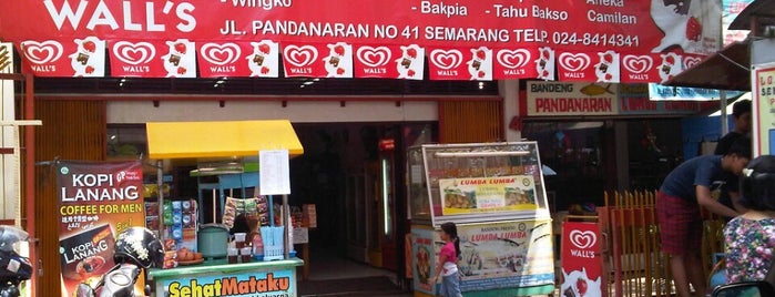 Toko Oleh-Oleh Pandanaran 41 is one of Semarang: Toko Bandeng.