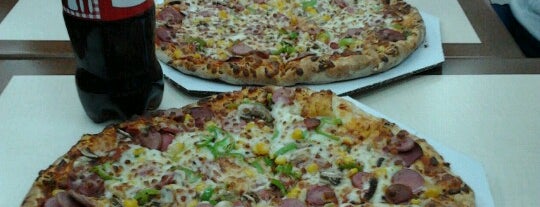 Domino's Pizza is one of สถานที่ที่ ENES ถูกใจ.
