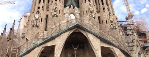 Basílica de la Sagrada Família is one of Barcelona Places To Visit.