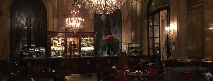 Champagne Bar Alvear Hotel is one of Orte, die Martin gefallen.