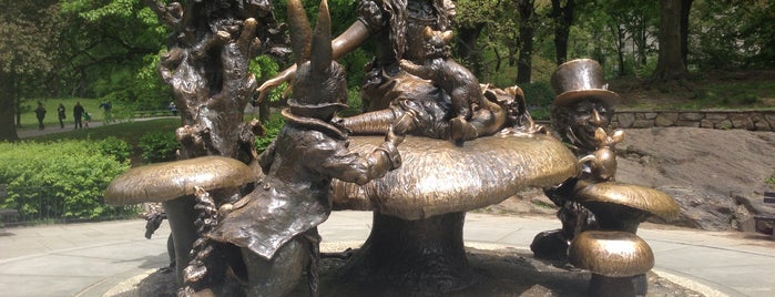 Alice in Wonderland Statue is one of Lieux qui ont plu à Clara.